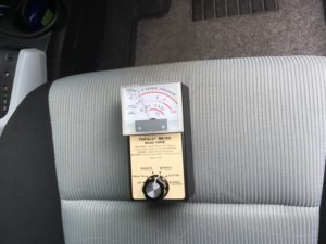 アクアの運転席シートの上にトリフィールドメーターを置いて電磁波を計測